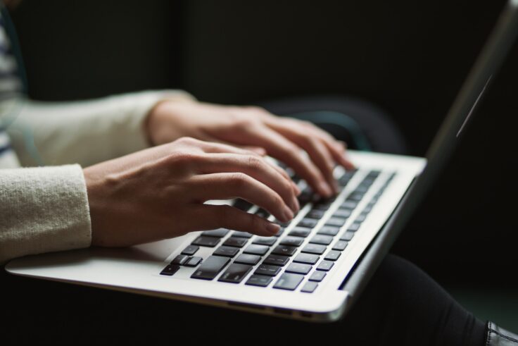 C'est une personne qui tape sur le clavier de son ordinateur.