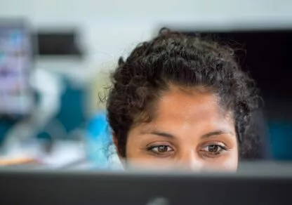 Femme qui regarde l'écran de son ordinateur